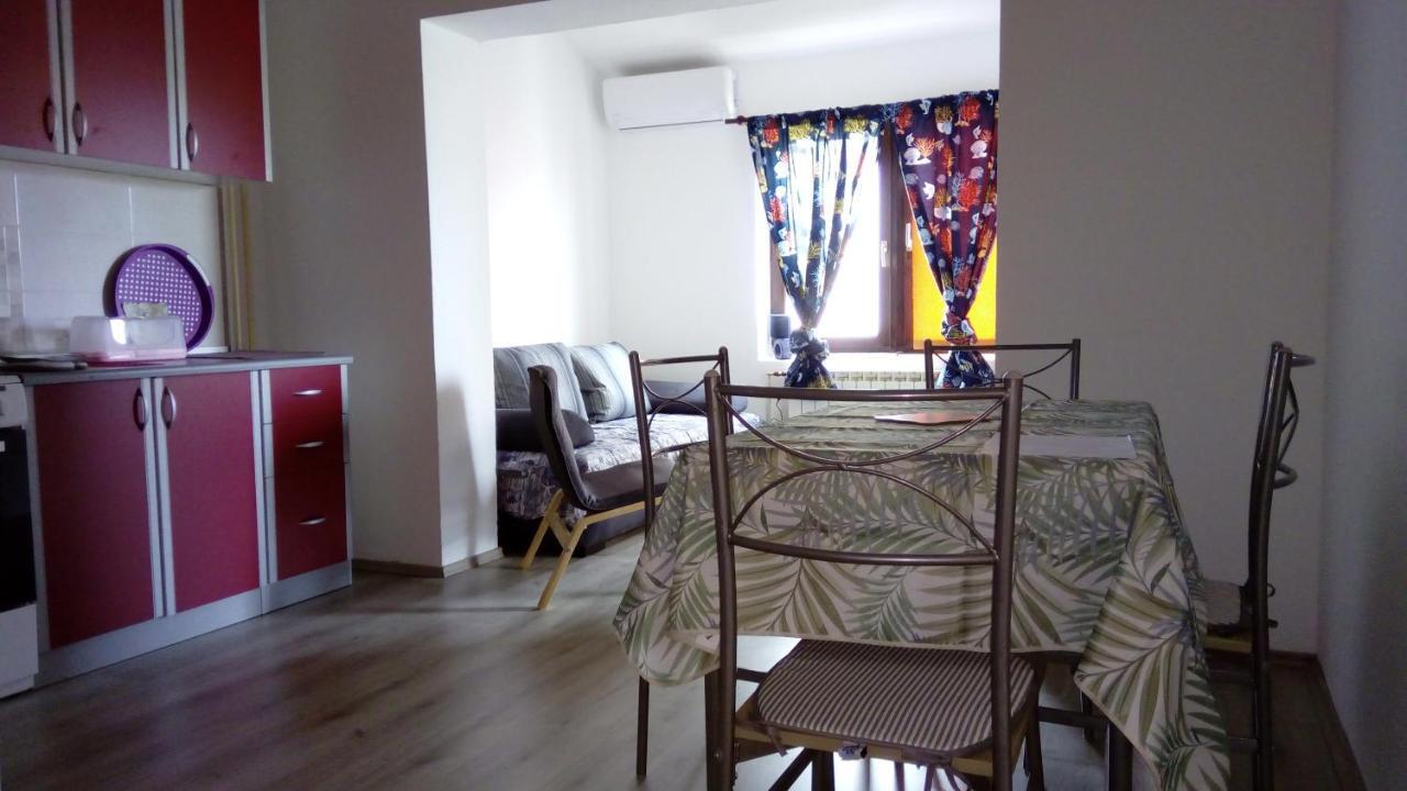 Apartments Zlatko Pula Bagian luar foto
